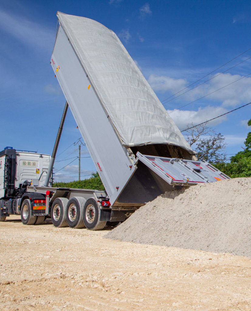 Camion déversant du sable