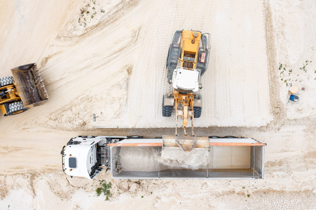 Pelleteuse déversant du sable dans un camion