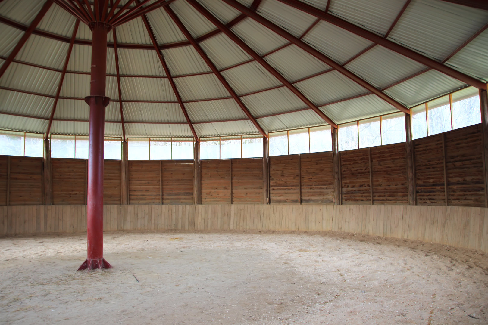 Vue sur l'arène pour les paddocks à l'intérieur